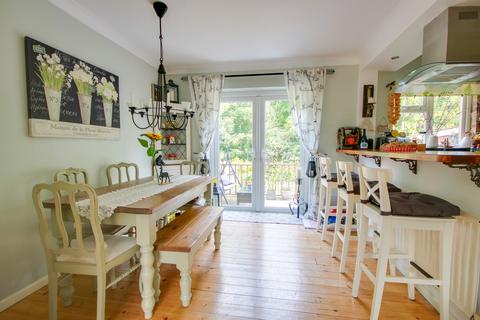 3 bedroom semi-detached house for sale, SHOLING! OPEN PLAN LIVING! GARAGE! GORGEOUS OUTLOOK!