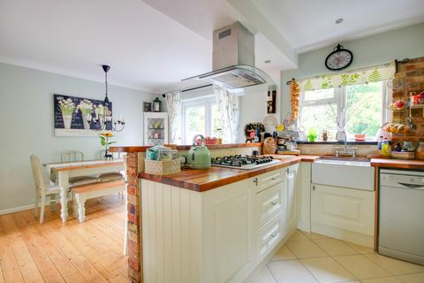 3 bedroom semi-detached house for sale, SHOLING! OPEN PLAN LIVING! GARAGE! GORGEOUS OUTLOOK!