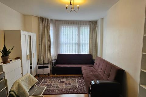 Studio to rent, Philip Lane, London