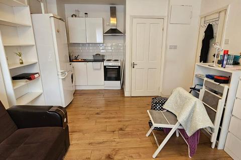 Studio to rent, Philip Lane, London