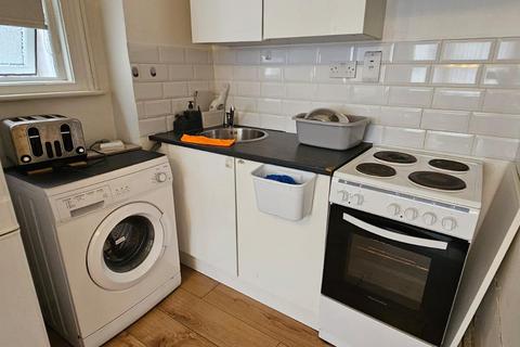 Studio to rent, Philip Lane, London