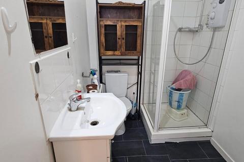 Studio to rent, Philip Lane, London