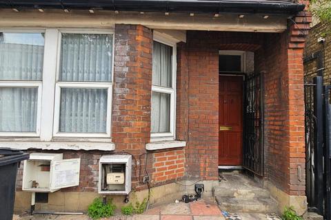 Studio to rent, Philip Lane, London