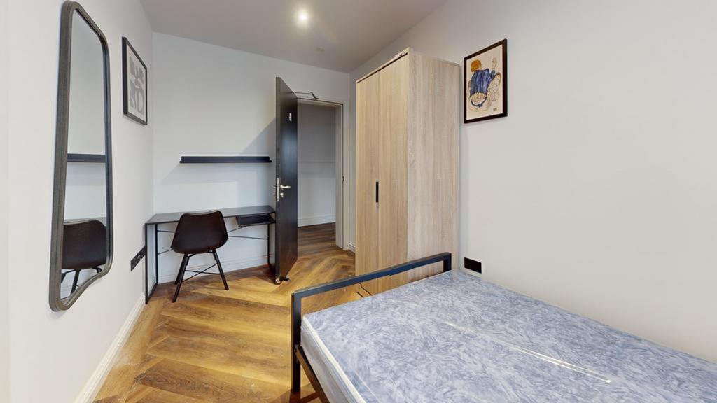 A stylish and well-maintained double bedroom fe...