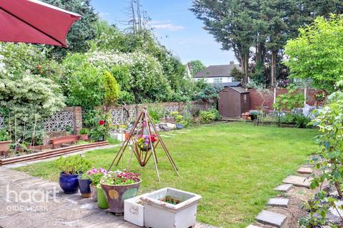 4 bedroom semi-detached house for sale, Eastern Avenue East, Romford, RM2 5RA