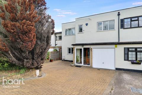 4 bedroom semi-detached house for sale, Eastern Avenue East, Romford, RM2 5RA