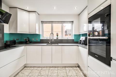 3 Kestrel Road, Waltham Abbey, EN9 3NB