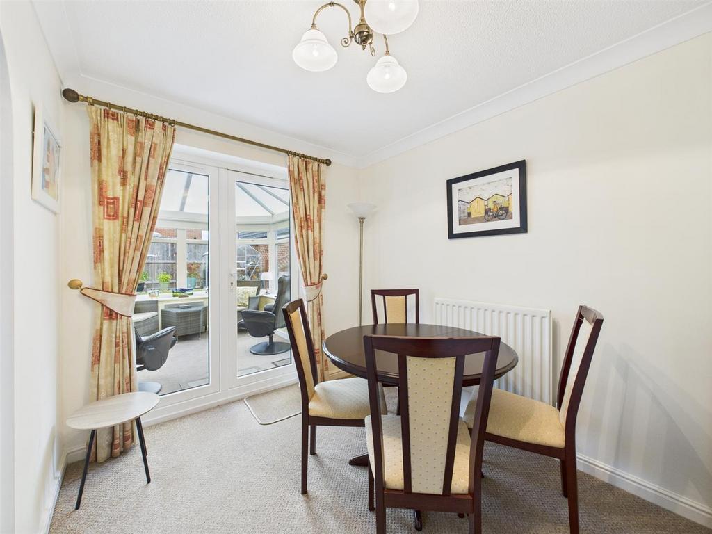 Dining room: