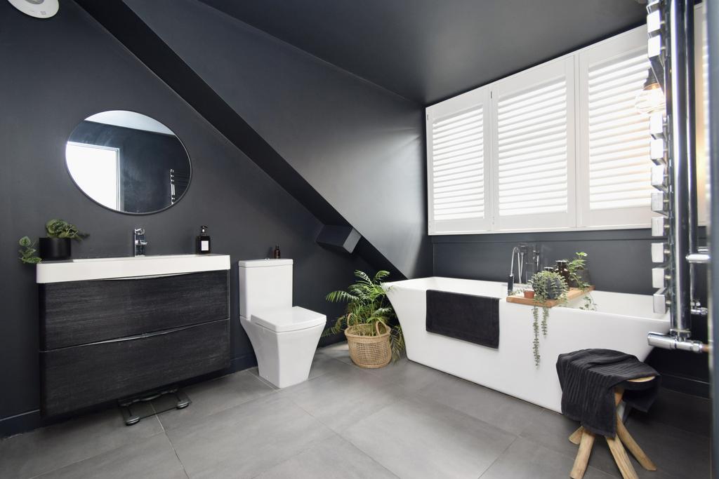 Bathroom 01.JPG