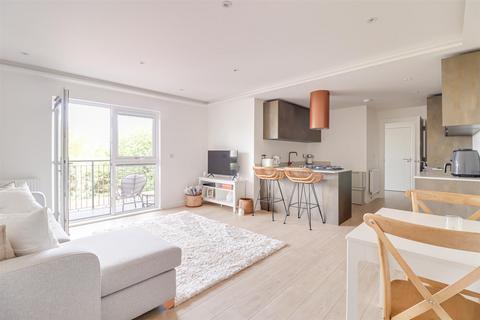 2 bedroom flat for sale, London Road, Leigh-On-Sea SS9