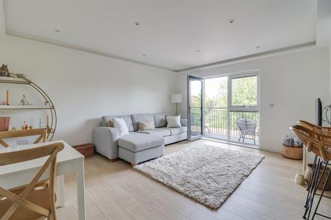 2 bedroom flat for sale, London Road, Leigh-On-Sea SS9