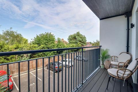 2 bedroom flat for sale, London Road, Leigh-On-Sea SS9