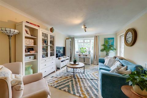 2 bedroom flat for sale, Lamorna Grove, Worthing, BN14