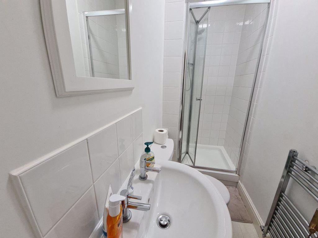 A clean and neatly maintained bathroom featurin...