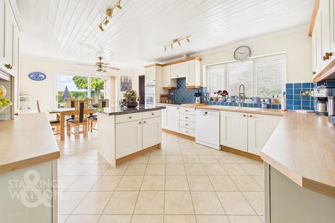 3 bedroom chalet for sale, Middle Road, Great Plumstead, Norwich