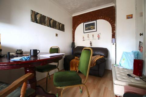 3 bedroom flat to rent, St. Stephens Road, London E3