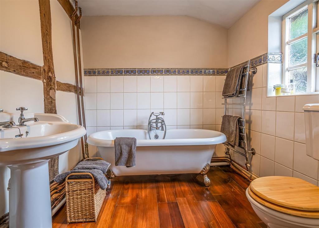 Walnut tree Cottage-Bathroom (2).jpg