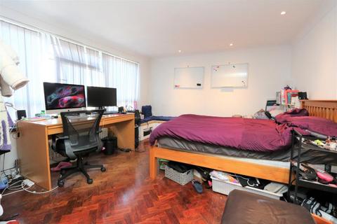 3 bedroom flat to rent, Beaufort Road, Kingston upon Thames KT1