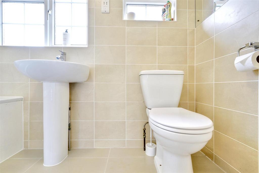 Bathroom 1 3.jpeg