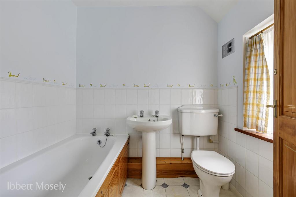 17 Bathroom.jpg