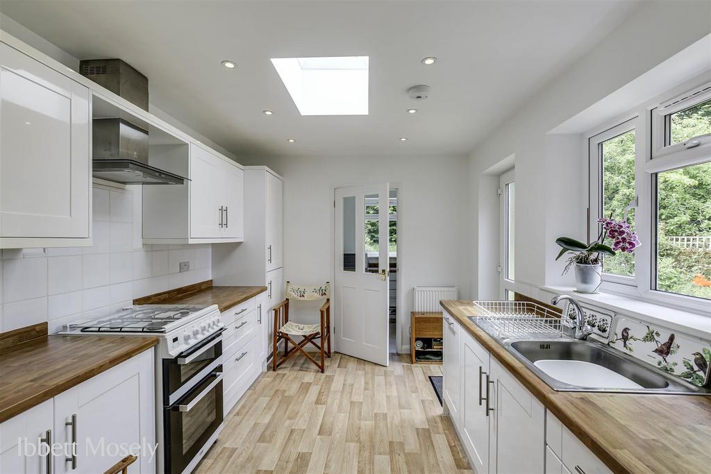 11 Kitchen.jpg