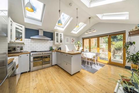 2 bedroom flat for sale, Gleneldon Road, London SW16