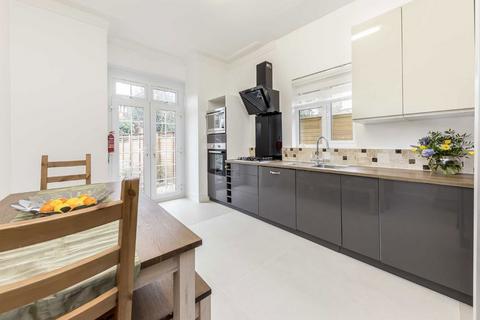 4 bedroom terraced house to rent, Cassland Road, London E9
