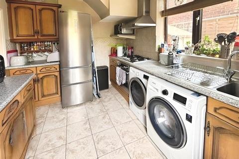 4 bedroom semi-detached house to rent, Elgin Avenue, Ashford, Surrey, TW15