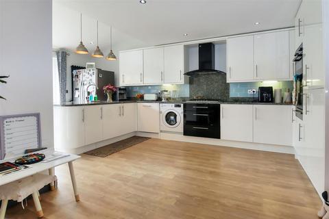 3 bedroom detached house for sale, Kingfisher Drive, Littlehampton BN17