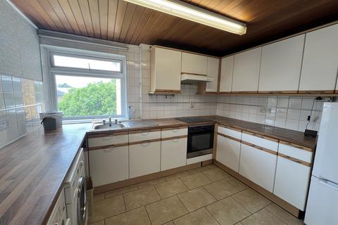 2 bedroom flat to rent, Dorchester Court Greenlands Road, Staines-upon-Thames TW18
