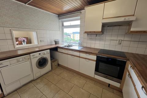 2 bedroom flat to rent, Dorchester Court Greenlands Road, Staines-upon-Thames TW18