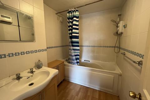2 bedroom flat to rent, Dorchester Court Greenlands Road, Staines-upon-Thames TW18