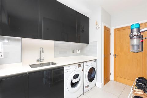 39 Bronte Avenue, Stotfold, Hitchin, SG5 4FB