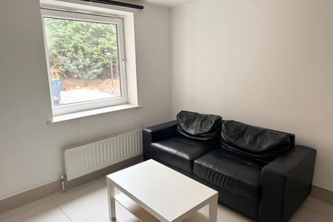 2 bedroom flat to rent, Flat 8, 205 Clarendon Road, Leeds, LS2 9DU
