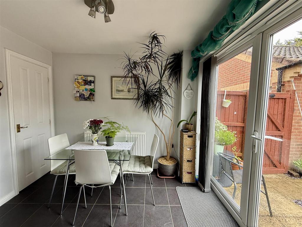 Kitchen/Dining Room: