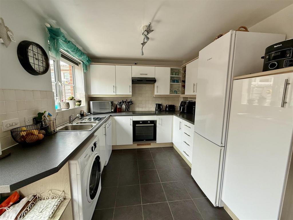 Kitchen/Dining Room: