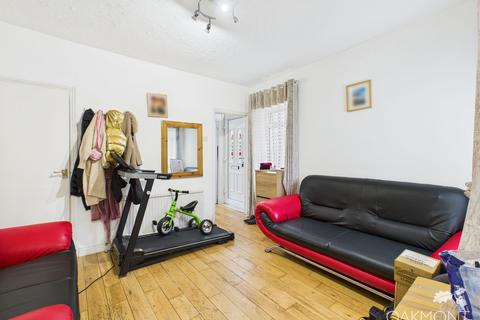 2 bedroom semi-detached house to rent, Melville Road, Rainham