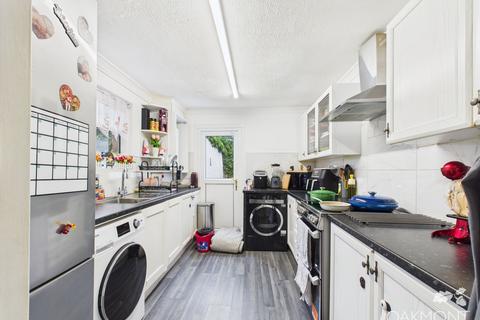 2 bedroom semi-detached house to rent, Melville Road, Rainham