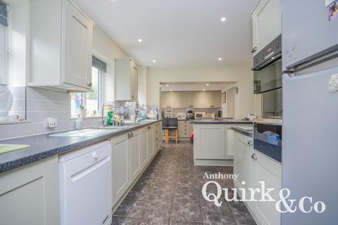 4 bedroom detached house for sale, Urmond Road, Canvey Island, SS8