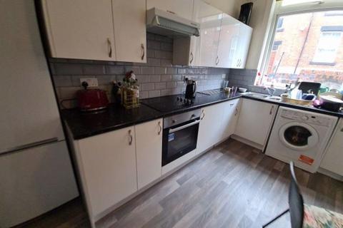 6 bedroom house to rent, Delph Mount, Leeds LS6
