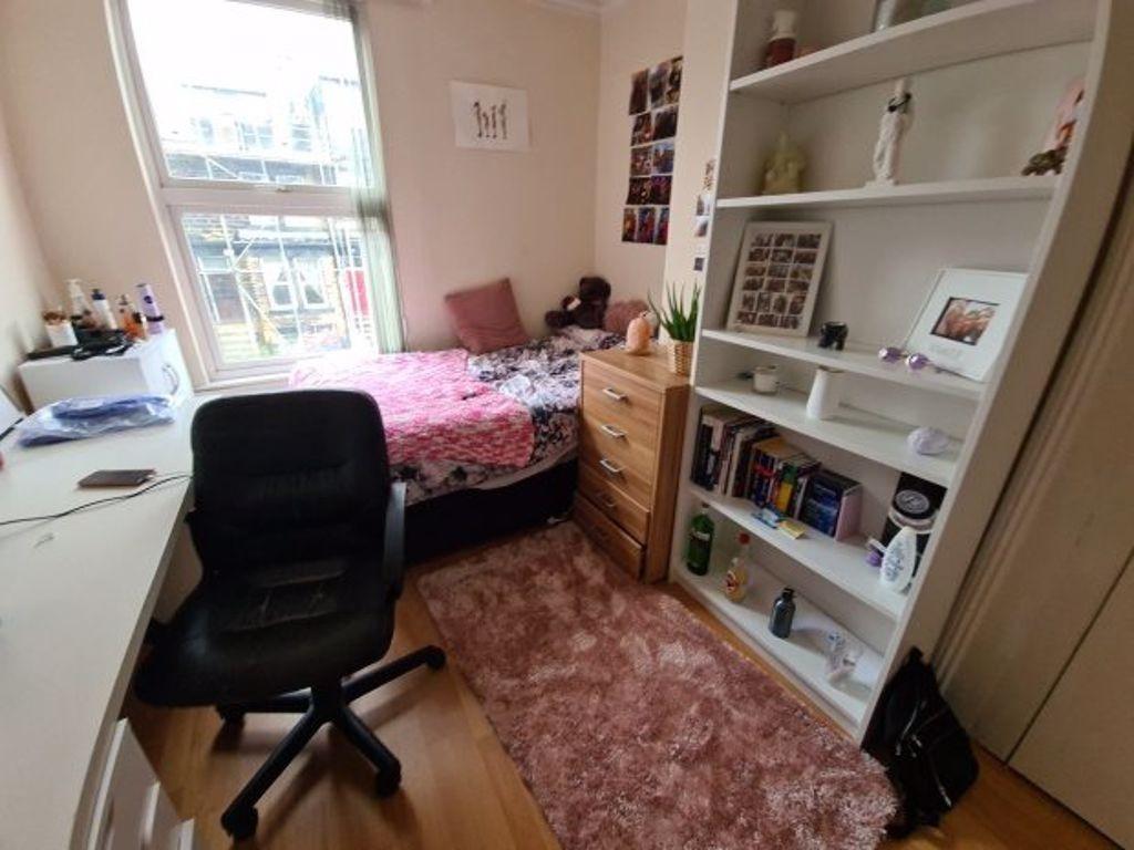 A cozy and well-maintained single bedroom featu...