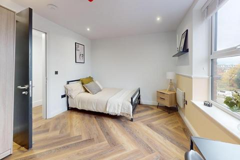 6 bedroom flat to rent, Thurloe House, Manchester M14