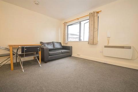 Studio to rent, Hornsey Road, Holloway, London, N7