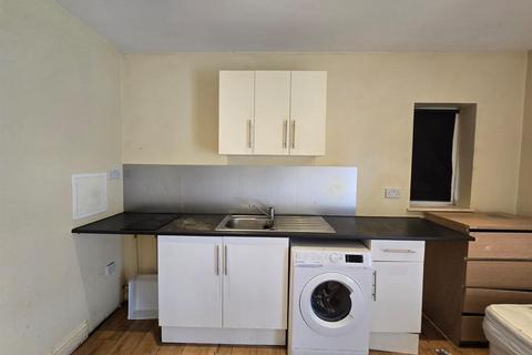 Studio to rent, 139 Church Street, London