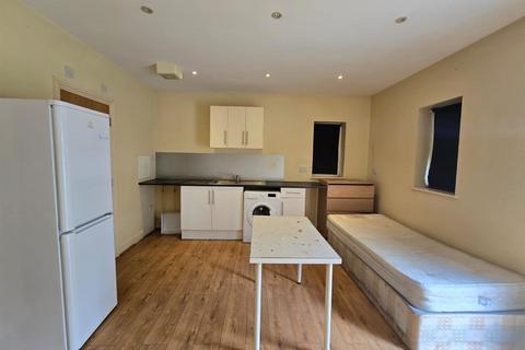 Studio to rent, 139 Church Street, London