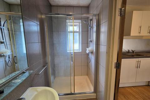 Studio to rent, 139 Church Street, London