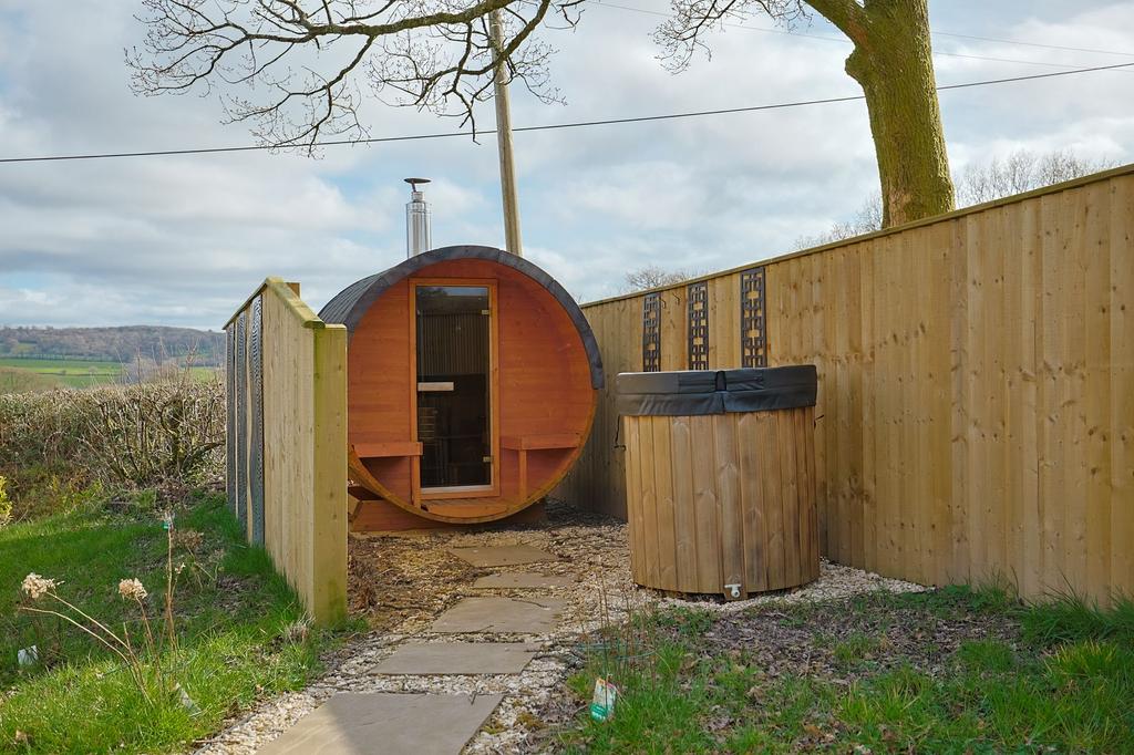 *holiday let – roselea luxury pod lodge*