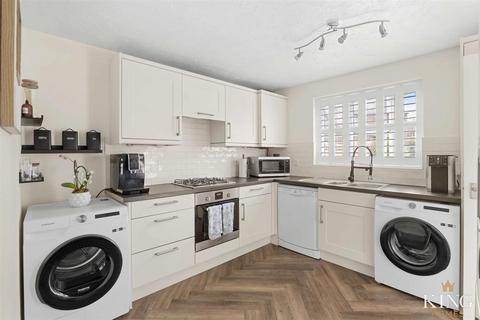 3 Barrie Close, Stratford-upon-avon, CV37 7JE