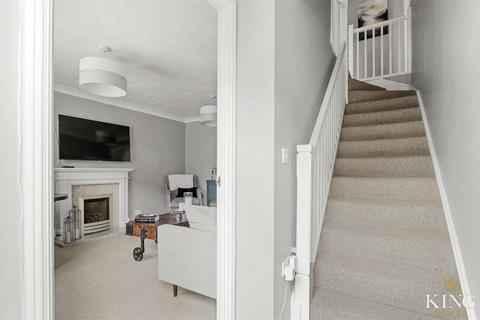 3 Barrie Close, Stratford-upon-avon, CV37 7JE