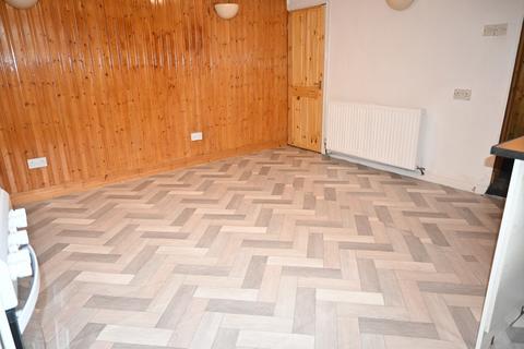 2 bedroom terraced house to rent, Bradford Road, Idle BD10